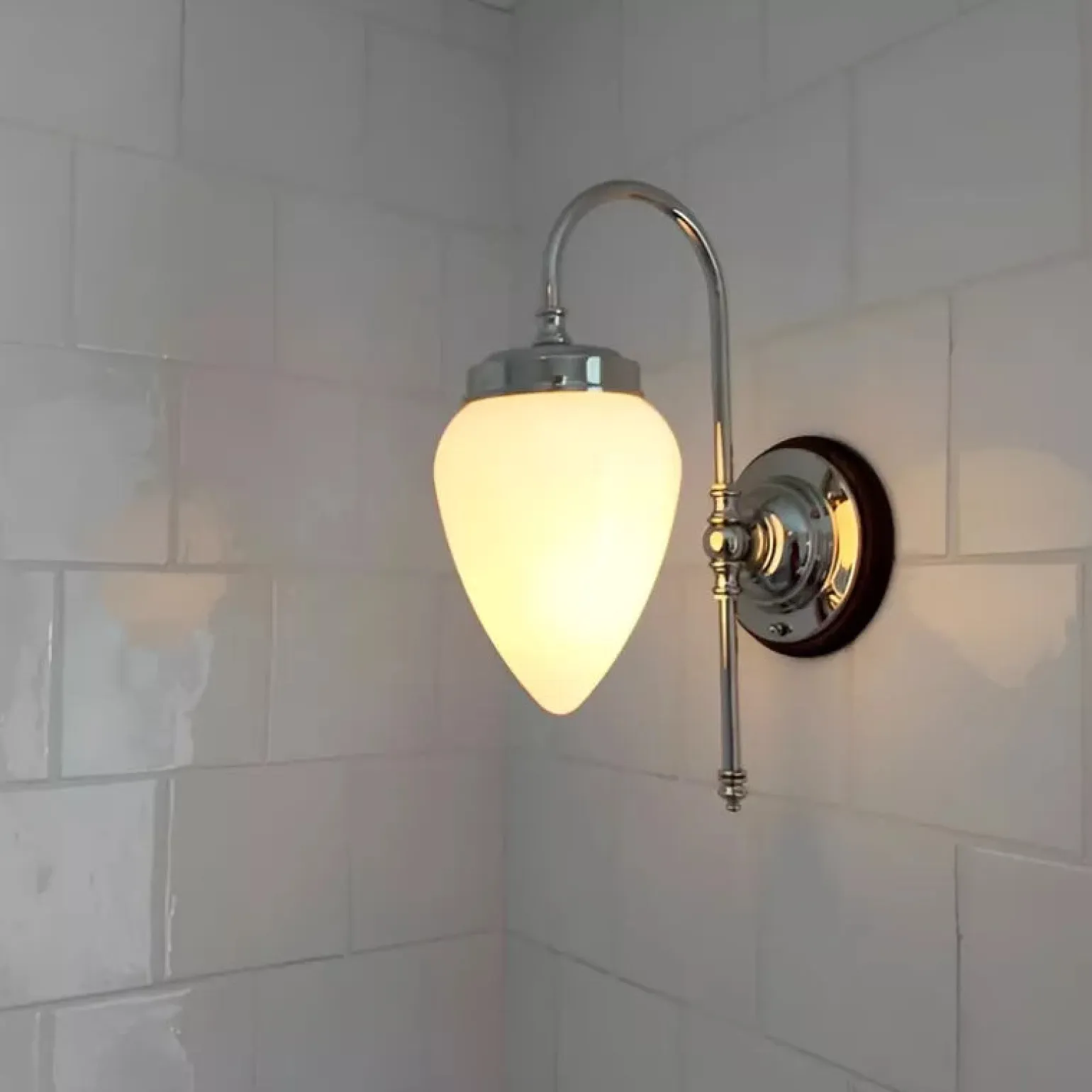 Badrumslampa - Blomberg 80 nickel, opalvit droppe