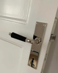 Dörrhandtag - Långskylt med trägrepp nickel