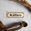 Emaljskylt - Källare vit/svart
