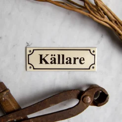 Emaljskylt - Källare vit/svart