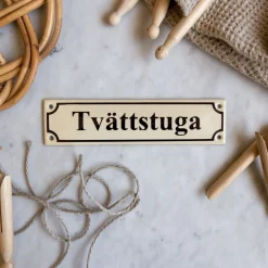 Emaljskylt - Tvättstuga vit/svart