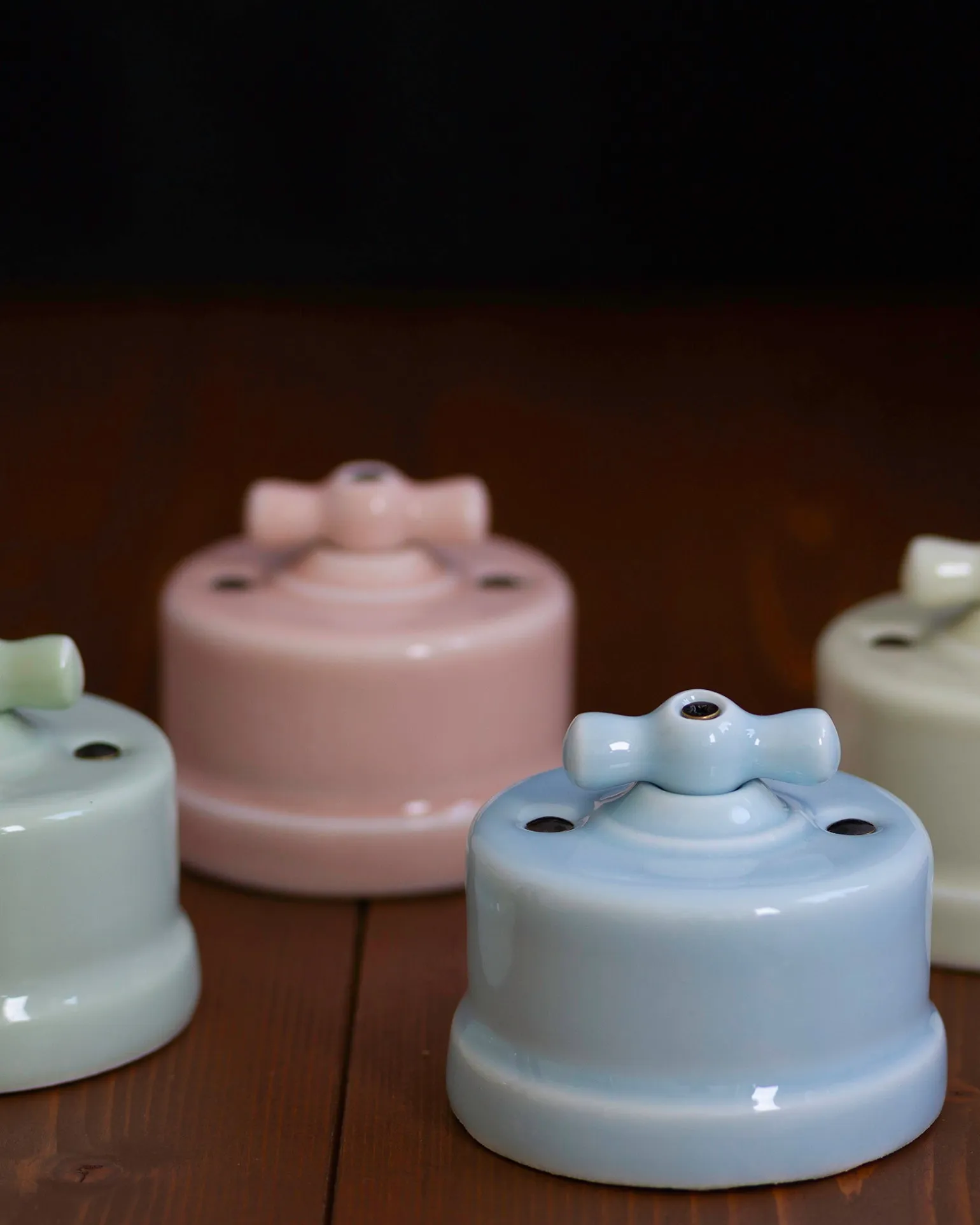 Strömbrytare - Rosa porslin (Trapp/Ut/Vrid)