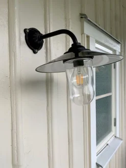 Utomhuslampa - Stallampa 90° kort, svart skärm