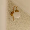 Vägglampa - Blomberg 80 mässing, klot opalvit