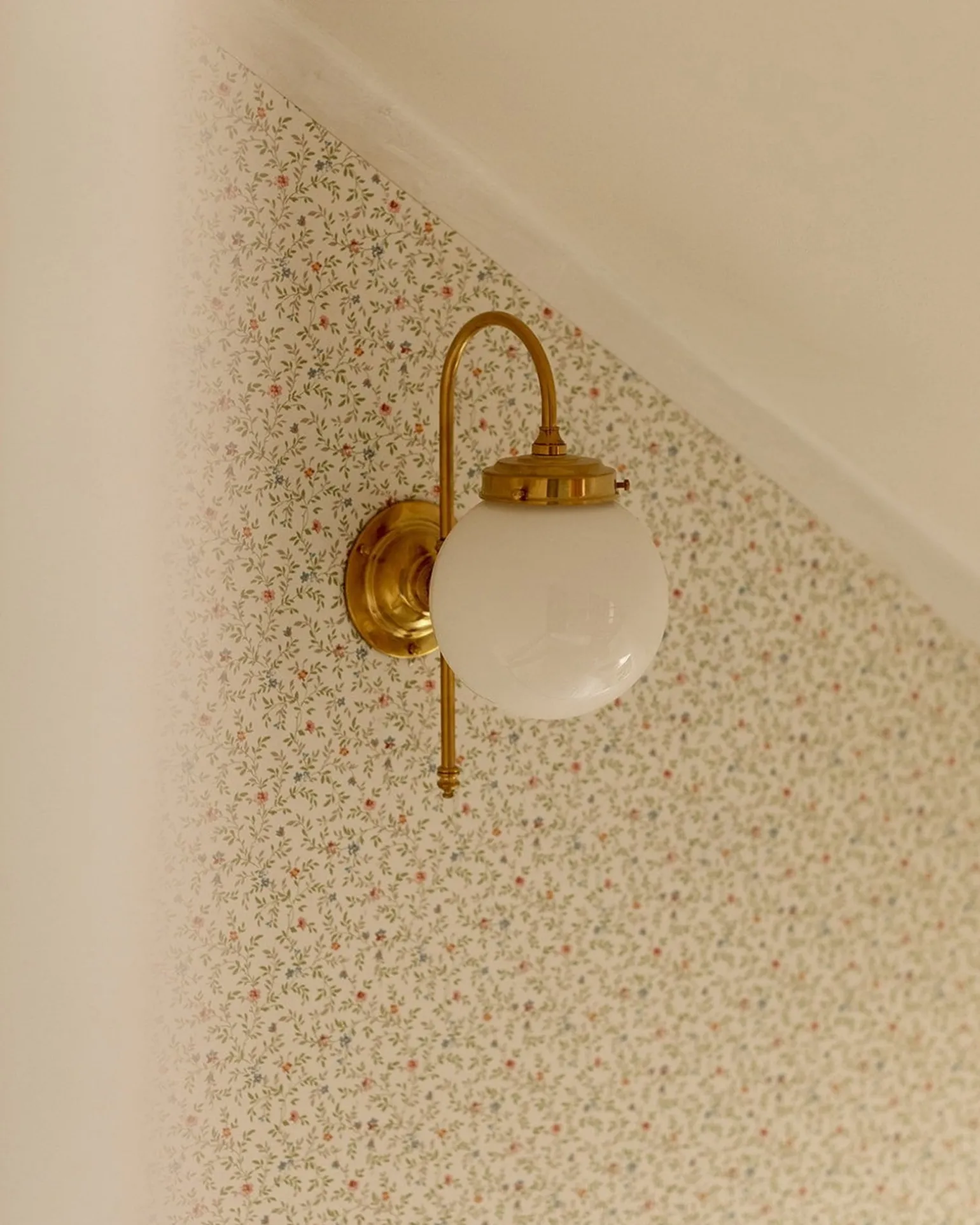 Vägglampa - Blomberg 80 mässing, klot opalvit
