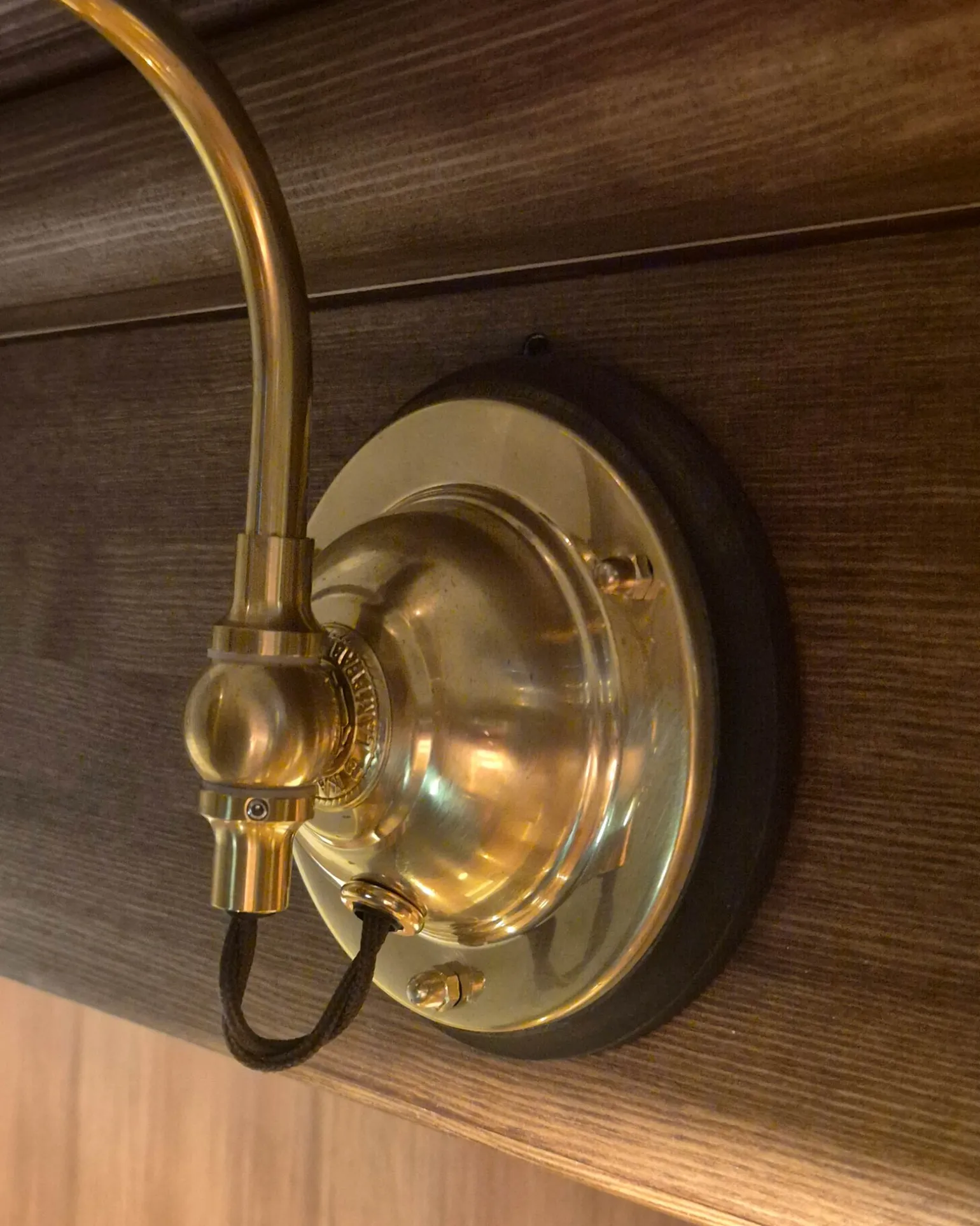 Vägglampa - Gripenberg mässingsskärm, brun