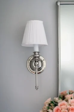 Vägglampa - Ribbing nickel, vit skärm