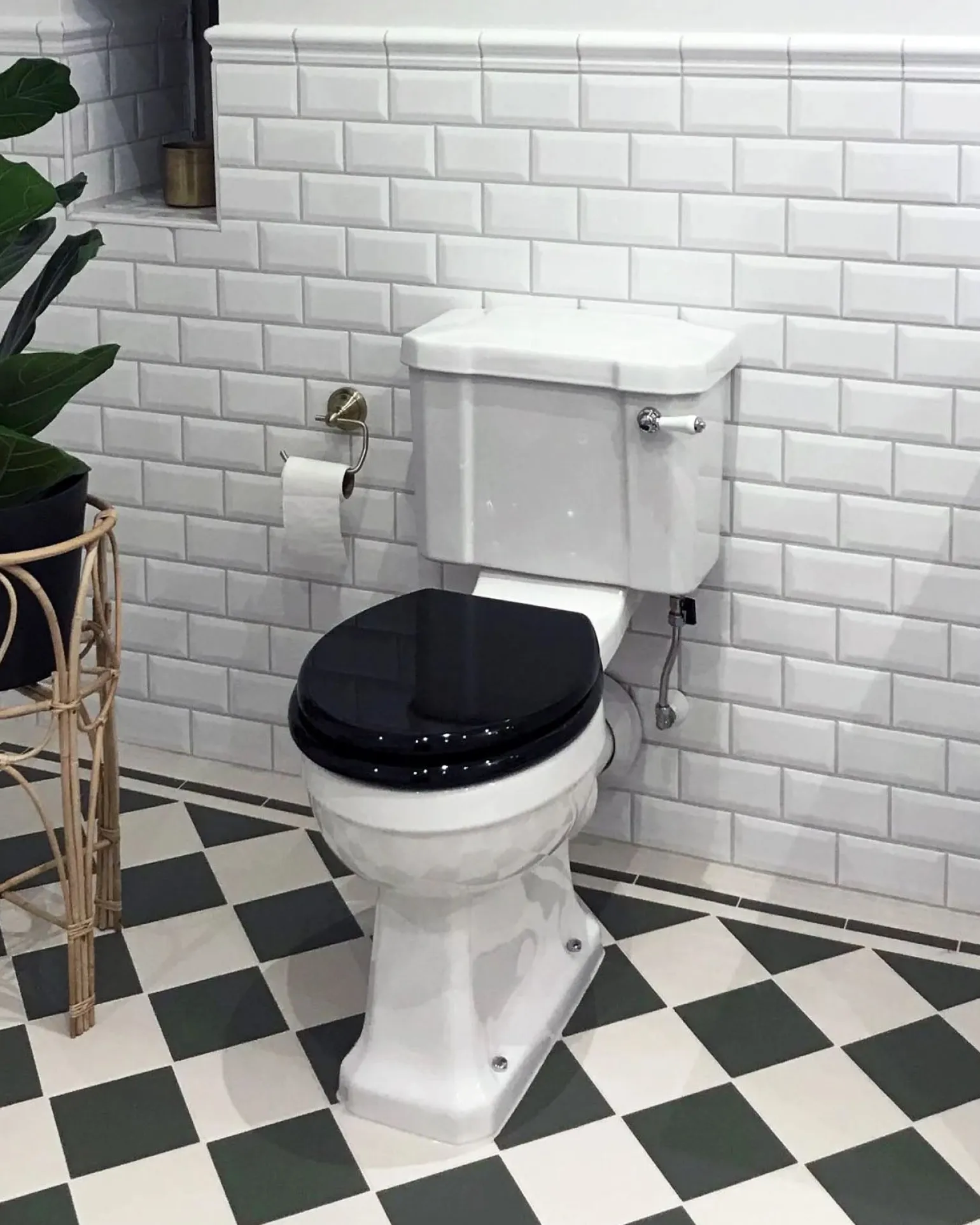 WC - Burlington golvstående toalett, smal cistern & sits, gulddetaljer