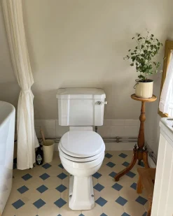 WC - Burlington golvstående toalett, smal cistern & sits, gulddetaljer