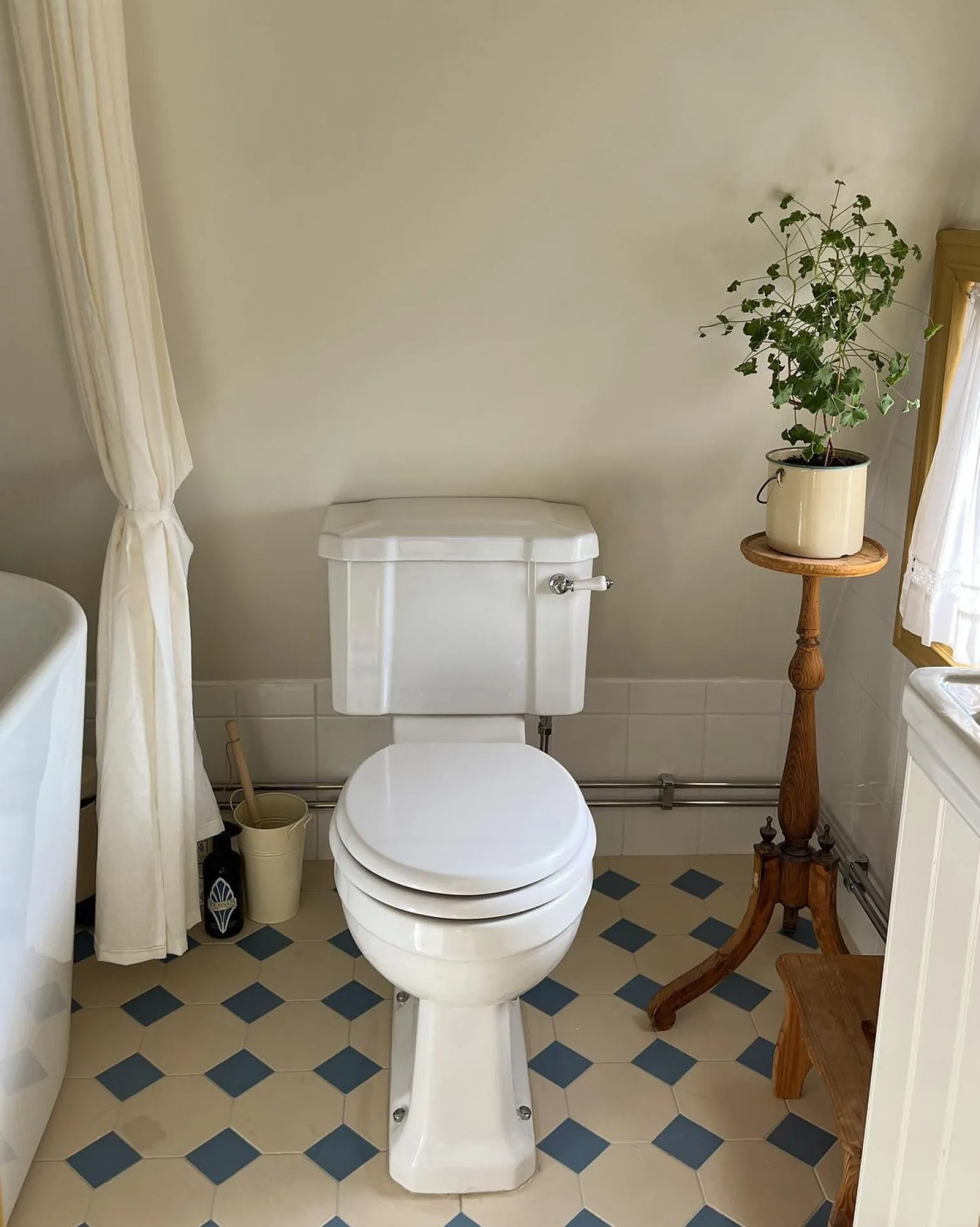WC - Burlington golvstående toalett, smal cistern & sits, gulddetaljer
