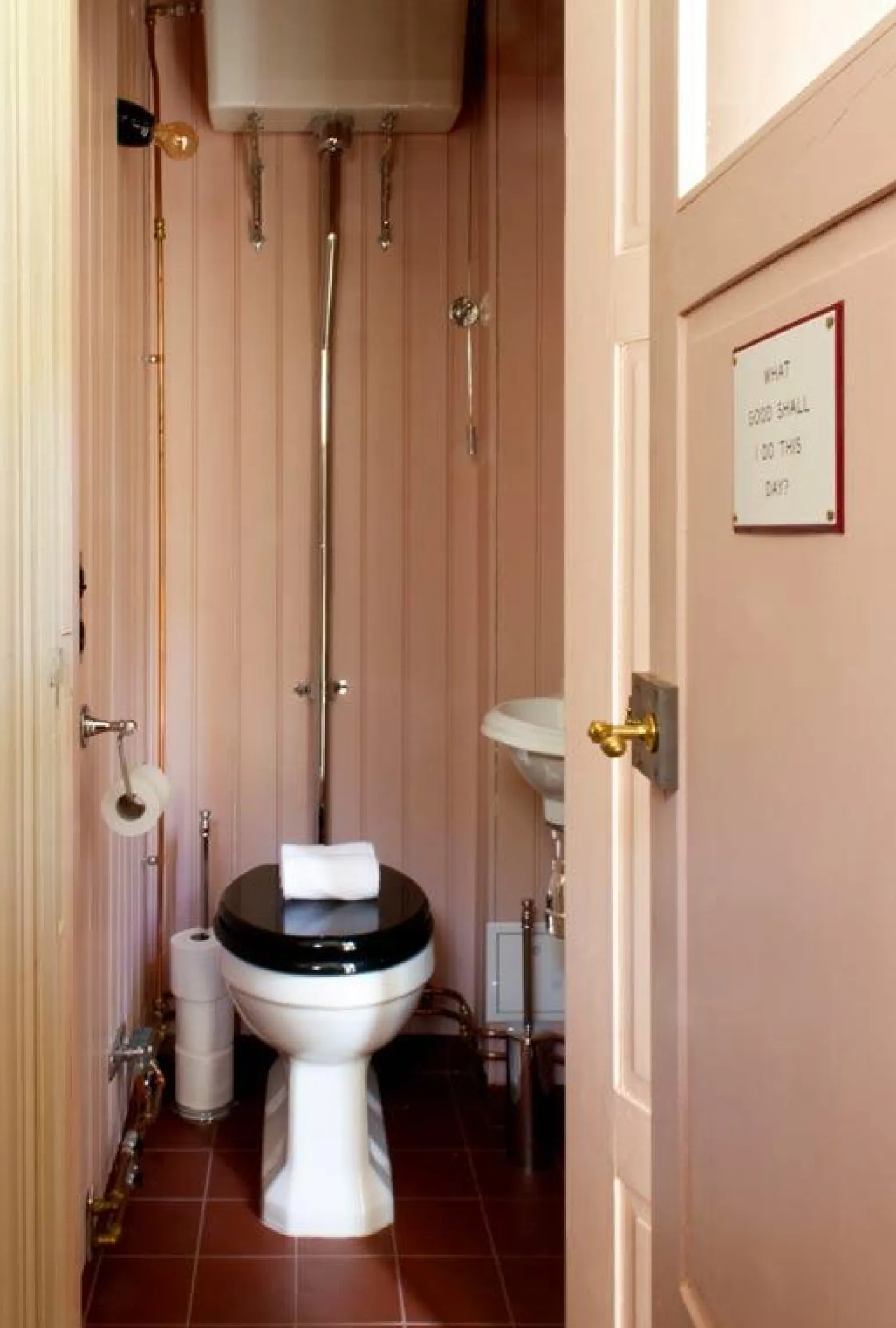 WC - Burlington högspolande toalett, väggcistern & sits