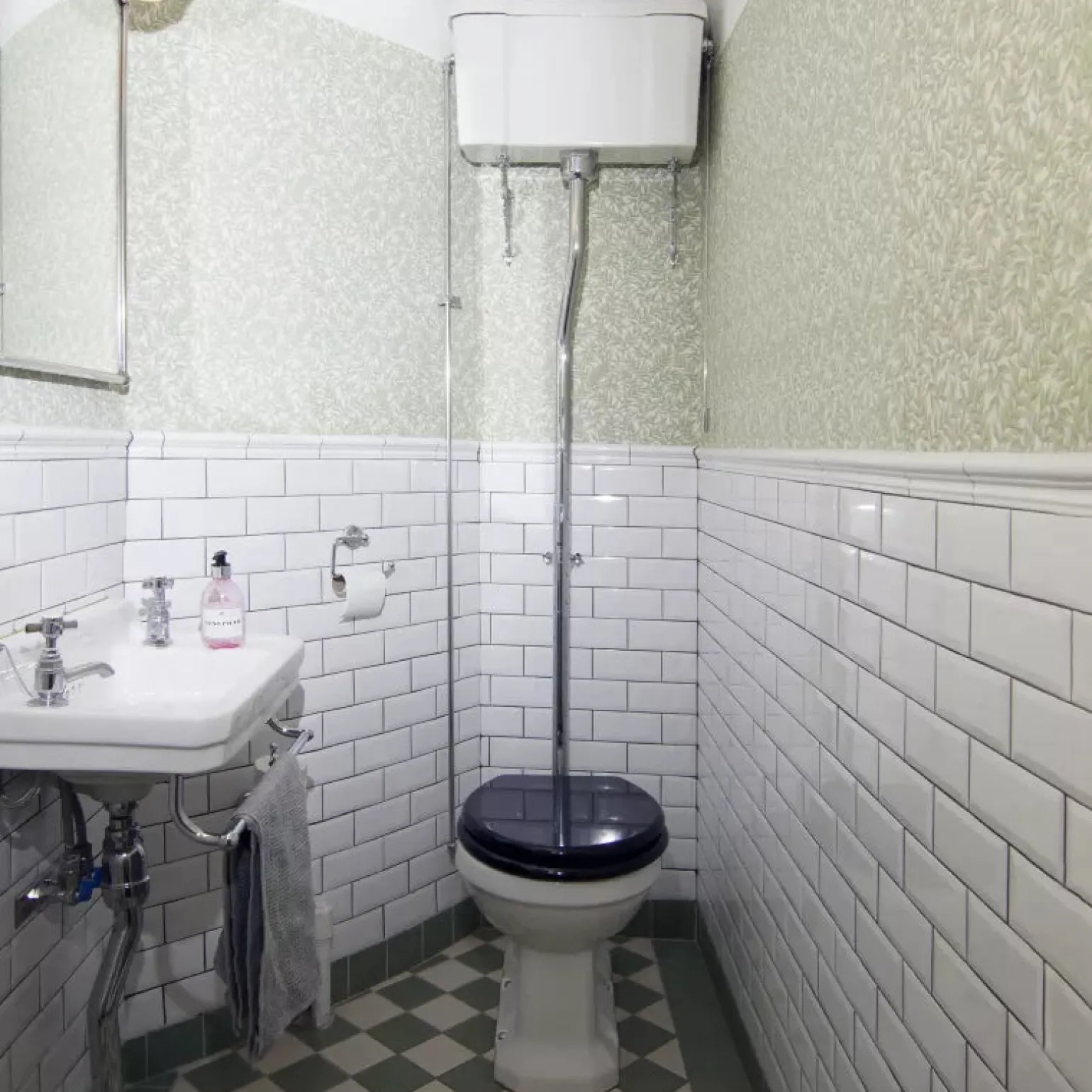 WC - Burlington högspolande toalett, väggcistern & sits