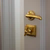WC-regel rund för modern dörr - Toalettlås mässing