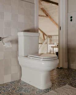 WC - Riviera golvstående toalett, P-lås med sits & behandlad mässing