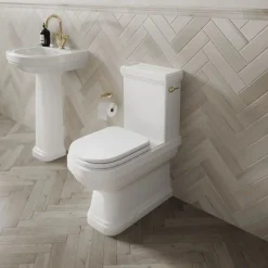 WC - Riviera golvstående toalett, P-lås med sits & behandlad mässing