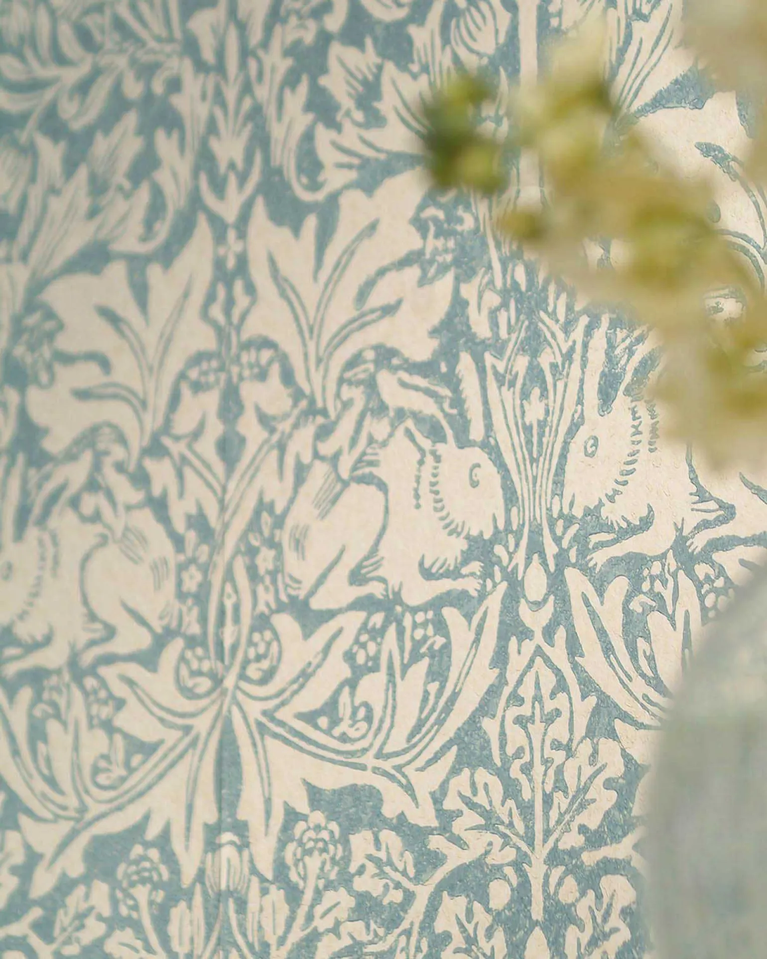 William Morris & Co. Tapet - Brer Rabbit Indigo/Vellum