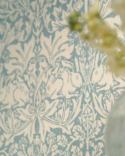 William Morris & Co. Tapet - Brer Rabbit Slate/Vellum