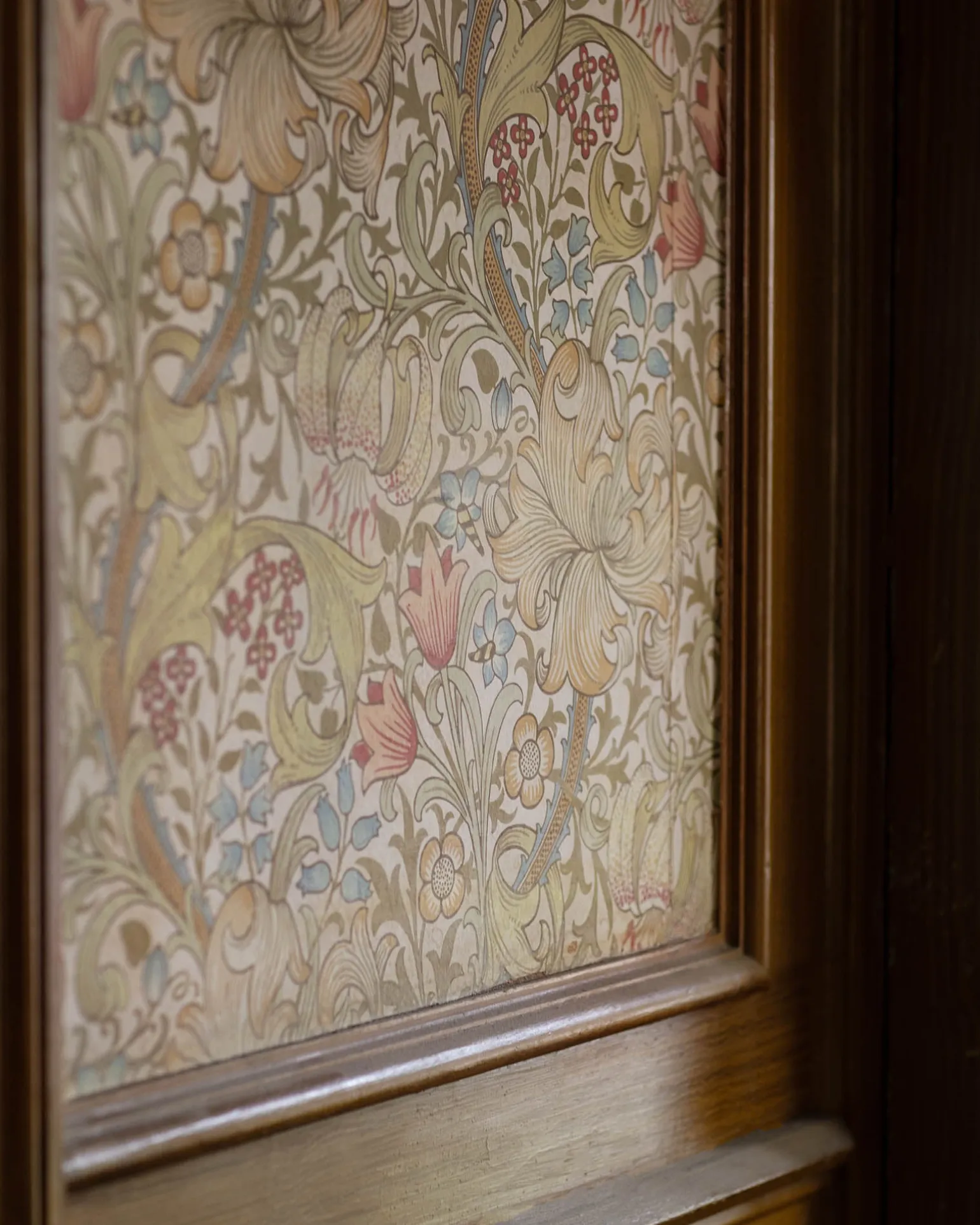 William Morris & Co. Tapet - Golden Lily Slate/Manilla