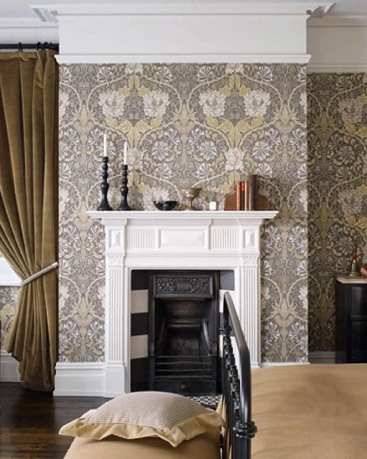William Morris & Co. Tapet - Honeysuckle & Tulip Charcoal/Gold