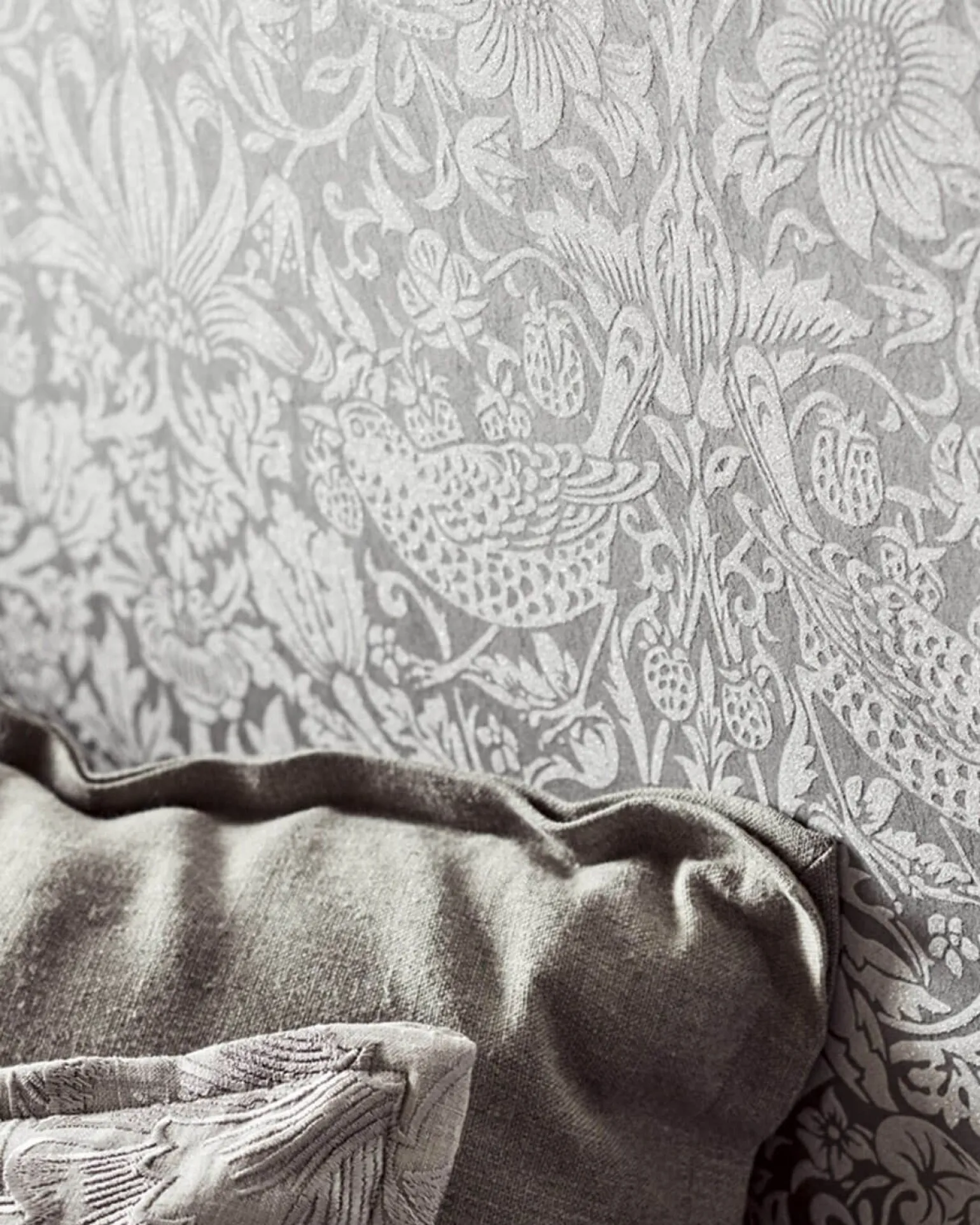 William Morris & Co. Tapet - Pure Strawberry Thief Taupe/Gilver